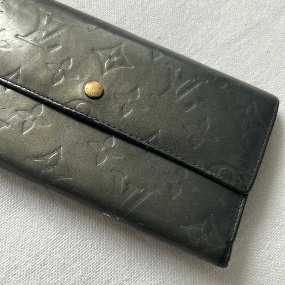 Louis Vuitton Gris Art Deco Monogram Vernis Sarah Wallet
